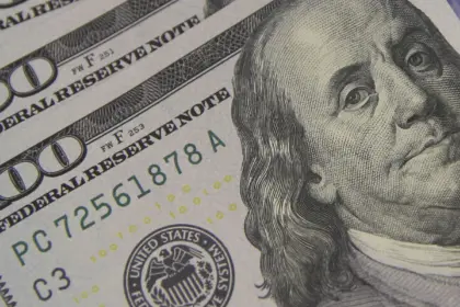 Dólar encosta em R$ 5,10 com tarifaço e tensão global