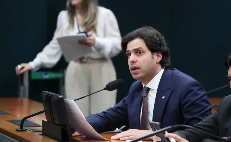 Comissão da Câmara dos Deputados aprova inclusão de cadernos e lápis em programa de material didático Comissão da Câmara dos Deputados aprova inclusão de cadernos e lápis em programa de material didático