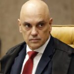 Moraes suspende visitas de Flávio a Bolsonaro na prisão domiciliar