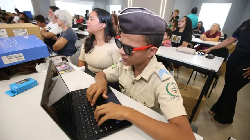 Rede estadual de ensino recebe orientações sobre novo guia do Censo Escolar Rede estadual de ensino recebe orientações sobre novo guia do Censo Escolar