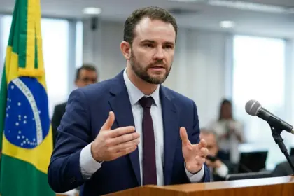 Dario Durigan nega inércia do governo federal diante da crise no Banco de Brasília