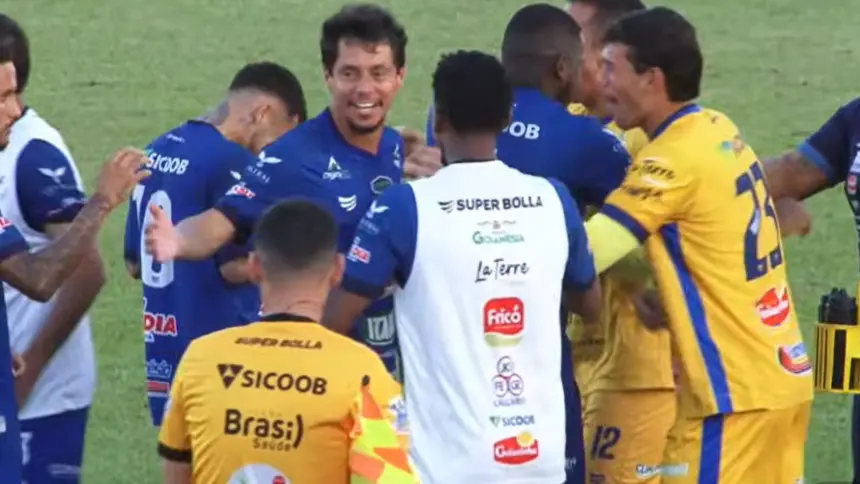Com gol validado pelo VAR nos acréscimos, Goianésia vence o Tupy e divide a vice-liderança da Divisão de Acesso