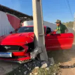 Influenciador tem Mustang destruído após amigo perder controle em teste de potência