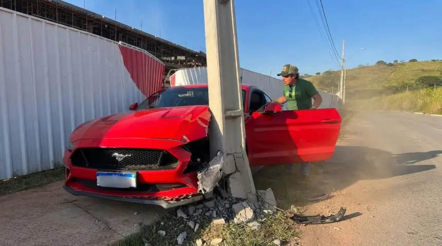 Influenciador tem Mustang destruído após amigo perder controle em teste de potência