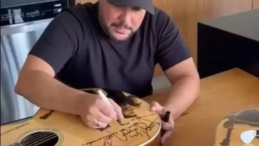 Jorge doa violões autografados para leilão em prol do Hospital Araújo Jorge Jorge doa violões autografados para leilão em prol do Hospital Araújo Jorge