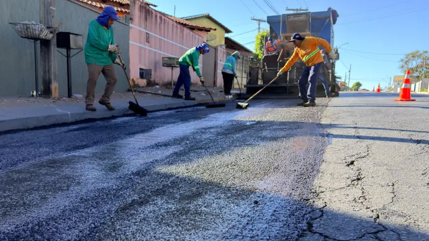 Prefeitura realiza recapeamento preventivo para preparar vias de Goianésia para o período chuvoso Prefeitura realiza recapeamento preventivo para preparar vias de Goianésia para o período chuvoso