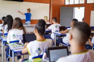 Professores da rede estadual recebem progressão na carreira
