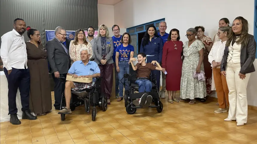 Rotary Club de Goianésia realiza entrega de cadeiras de rodas motorizadas