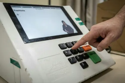Segurança das urnas eletrônicas é garantida por lacração e assinatura digital