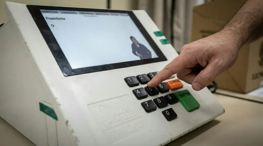 Segurança das urnas eletrônicas é garantida por lacração e assinatura digital Segurança das urnas eletrônicas é garantida por lacração e assinatura digital