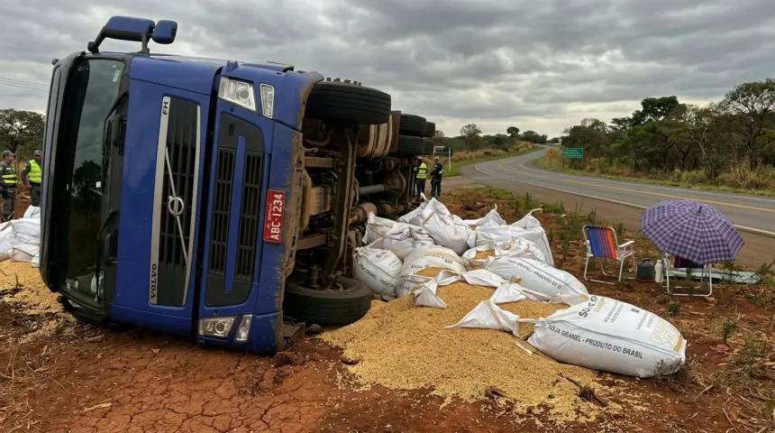 Caminhão de soja tomba em Anápolis após falha mecânica na GO-222 Caminhão de soja tomba em Anápolis após falha mecânica na GO-222