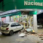 Carro perde controle e destrói fachada de farmácia em Anápolis