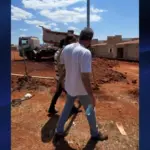 Renato da início à construção da casa modelo; formato apresentado permitira a construção de cerca de 40 casas em 30 dias após início do programa