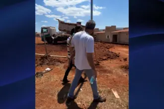 Renato da início à construção da casa modelo; formato apresentado permitira a construção de cerca de 40 casas em 30 dias após início do programa