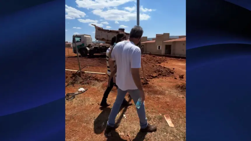 Renato da início à construção da casa modelo; formato apresentado permitira a construção de cerca de 40 casas em 30 dias após início do programa