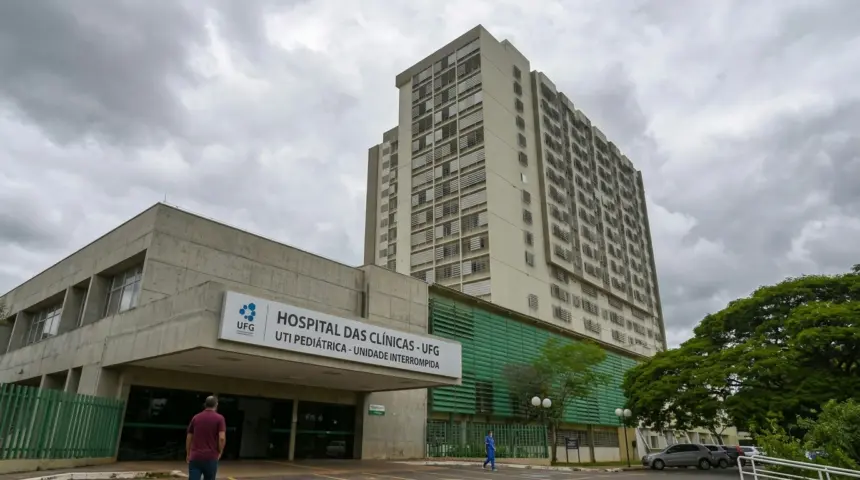 Falta de médicos paralisa UTI pediátrica do Hospital das Clínicas e adia cirurgias em Goiânia Falta de médicos paralisa UTI pediátrica do Hospital das Clínicas e adia cirurgias em Goiânia