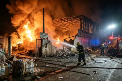 Incêndio em depósito de recicláveis mobiliza bombeiros em Anápolis