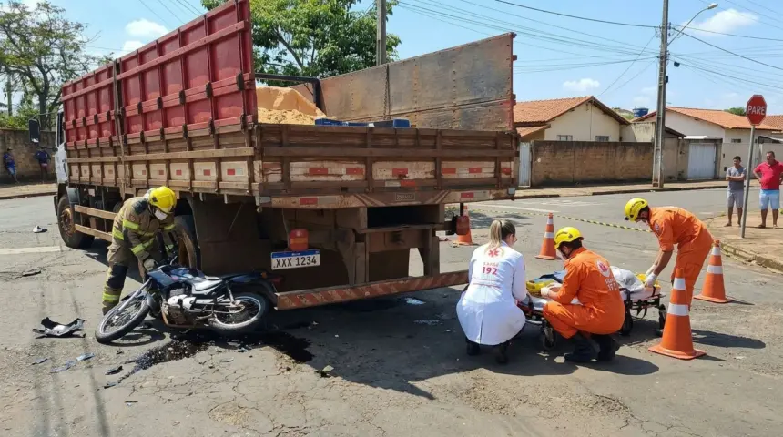 Jovem de 20 anos morre em acidente envolvendo motocicleta e caminhão em Anápolis Jovem de 20 anos morre em acidente envolvendo motocicleta e caminhão em Anápolis