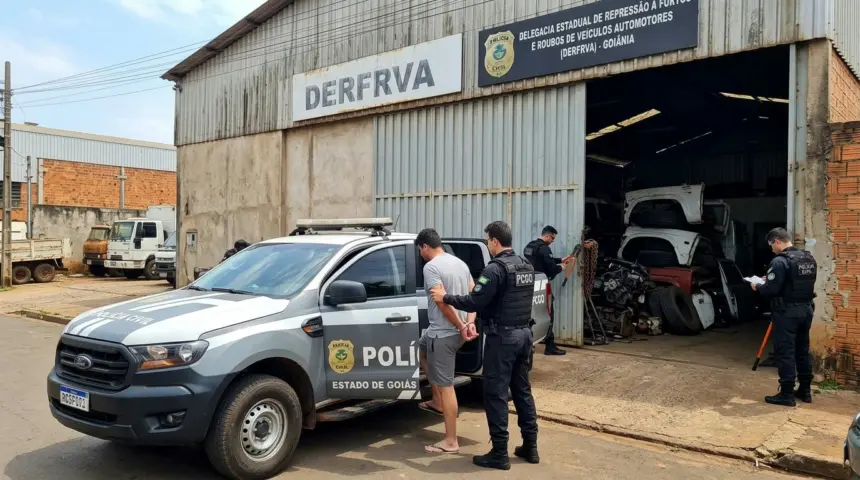 Operação policial desarticula esquema de desmanche de caminhonetes em Goiás