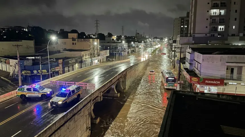 Temporal causa alagamento na Avenida Brasil e interdita viaduto em Anápolis